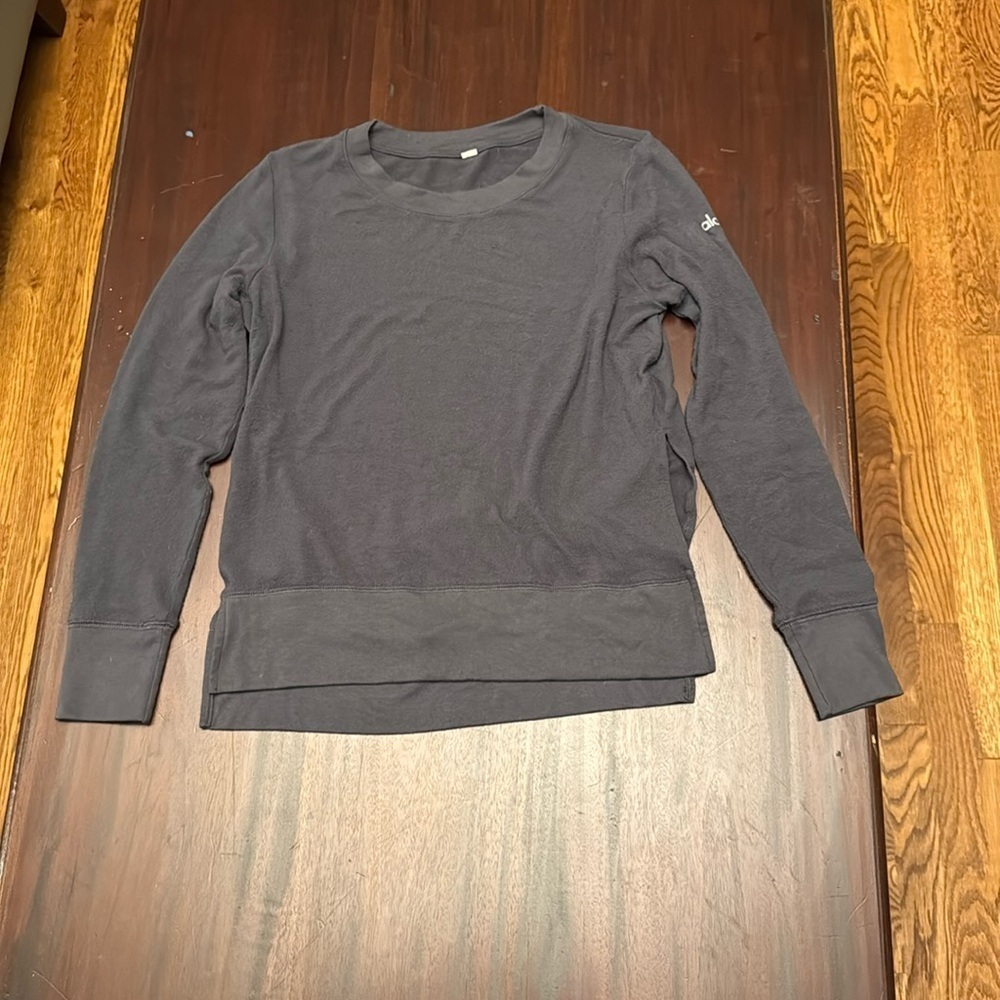 Alo Yoga gray soft women’s sweatshirt (see measurements)